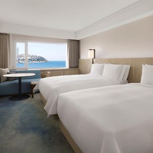 Deluxe Beach Family 1 Queen 1 Twin Haeundae Beach view